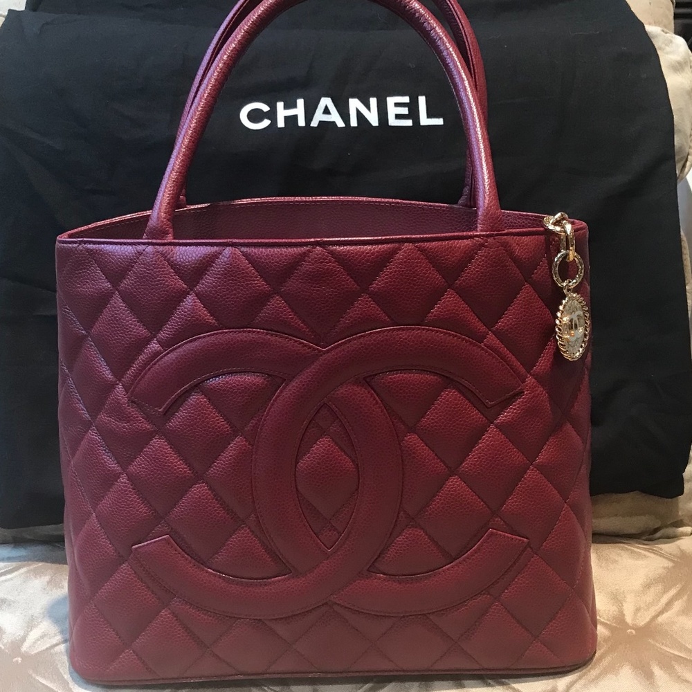 3️⃣✖️♓️🅿️ ♠️Chanel Medallion Quilted Tote Handbag♠️